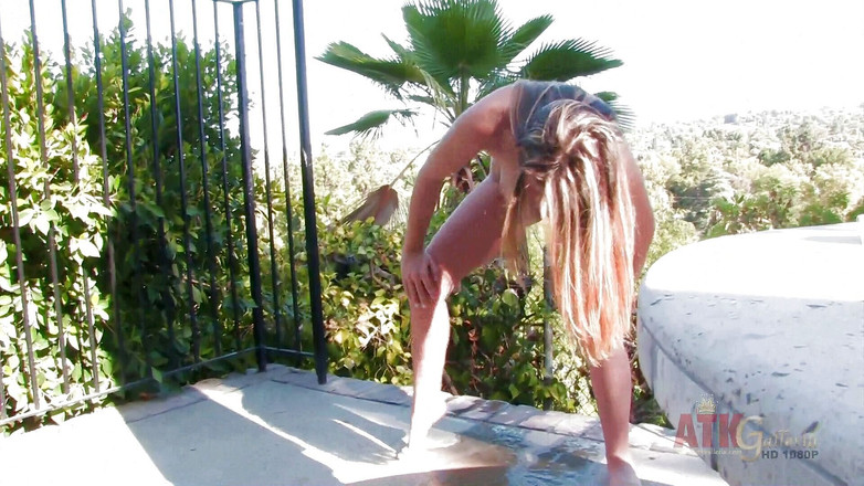 ATKIngdom: Staci Silverstone ia ceva timp să se prelucreze nervos ca...