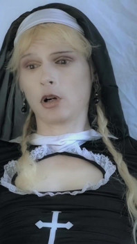 Tranny Zakonnica spuszcza się na sex machine