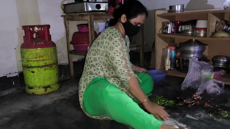 SAFI TV: Bibi tiriku memotong sayuran jadi aku memeluknya dan mulai menidurinya...