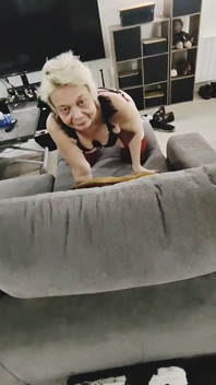 Îmi fute vaginul în stil doggy și ejaculează pe fundul meu