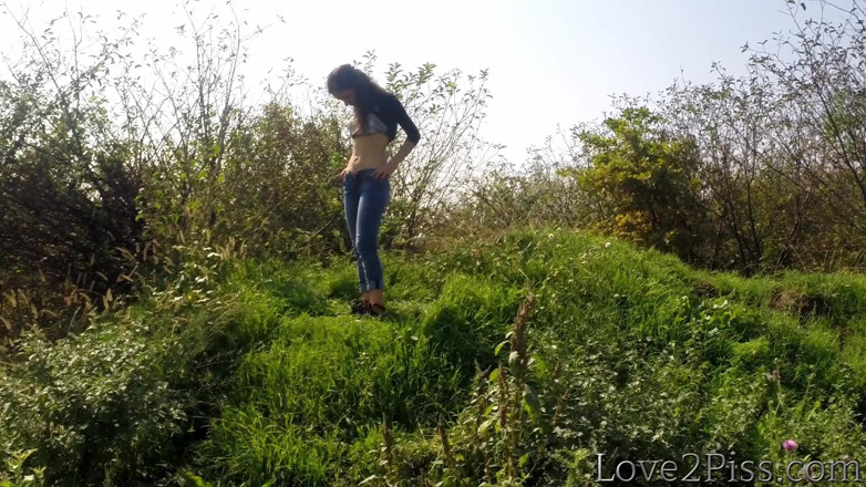 Love 2 Piss: De quatro, xixi
