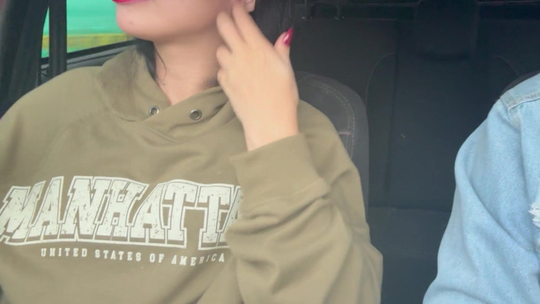 Teen amateur Latinas: Drobna studentka daje ręczną robotę w samochodzie i sprawia, że cum