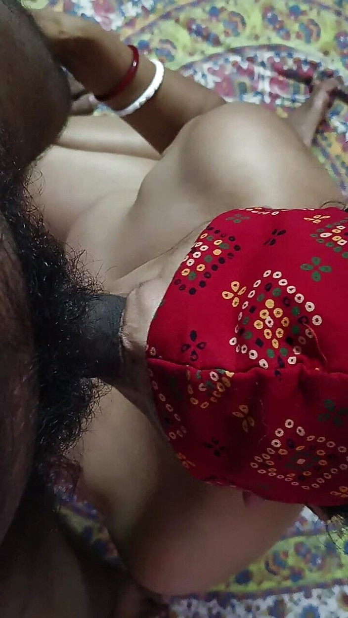 bengalihousewife: Бенгальская домохозяйка сосет большой член друга мужа