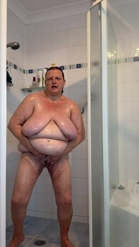 WeAreFukBunnies: Tonton saya membersihkan lubang kemaluan saya yang ternganga