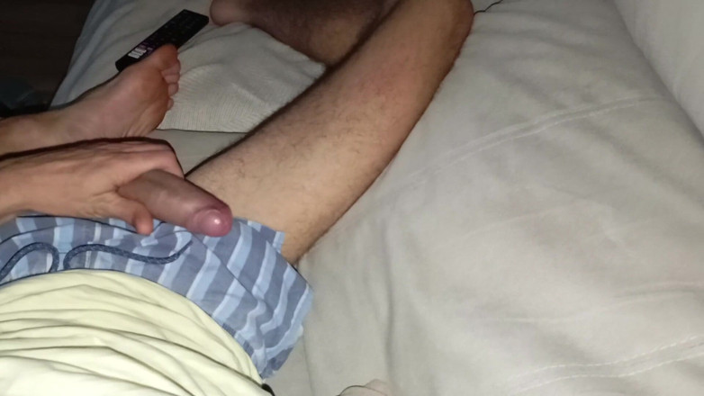Elvissc: La bite insatiable de ce mec se masturbe avec ses...