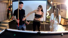 풀 테이블에 믿을 수 없는 라틴계 두 명과 쓰리섬