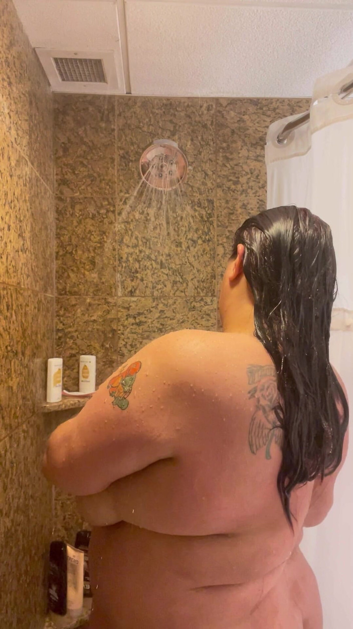 Raven Belle: Doccia tutta naturale donnona