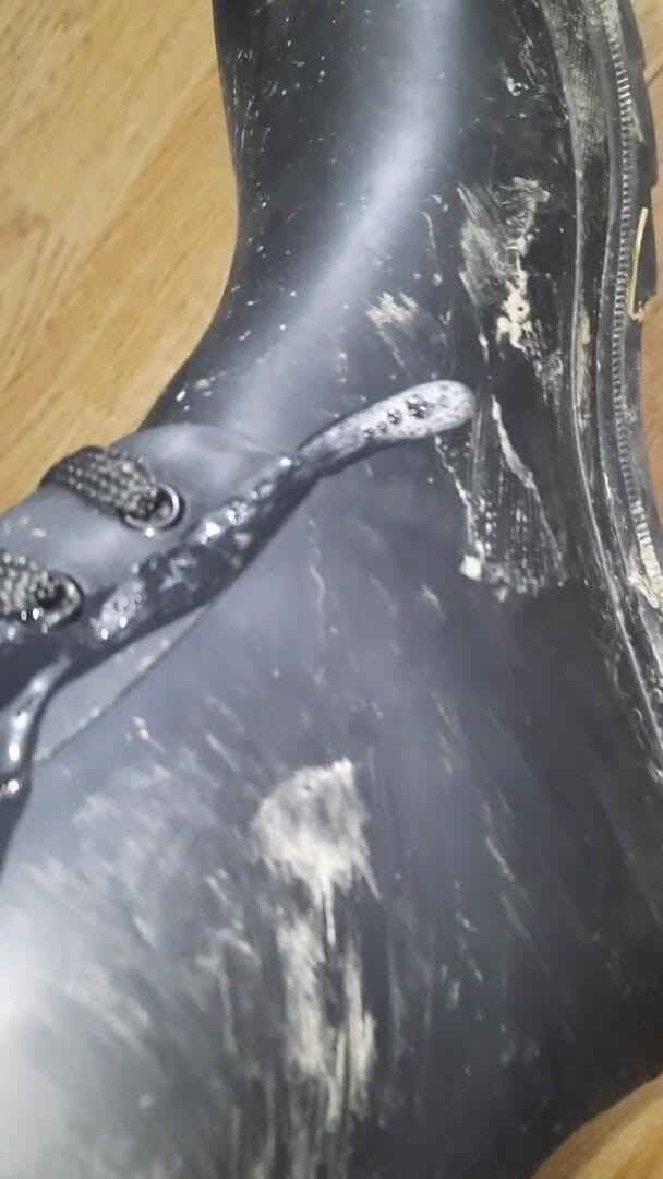 SinDee: Dirty rubberboots with leatherpants