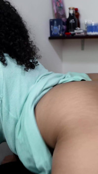 Je lui suce la bite, chevauche son visage, rebondi sur sa bite et me fais remplir d’un creampie torride