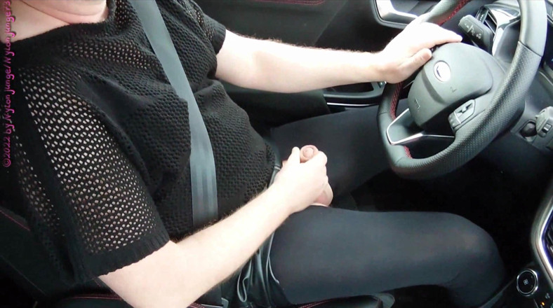 Carmen_Nylonjunge: Sexig frivolous i bilen 2. Crossdresser