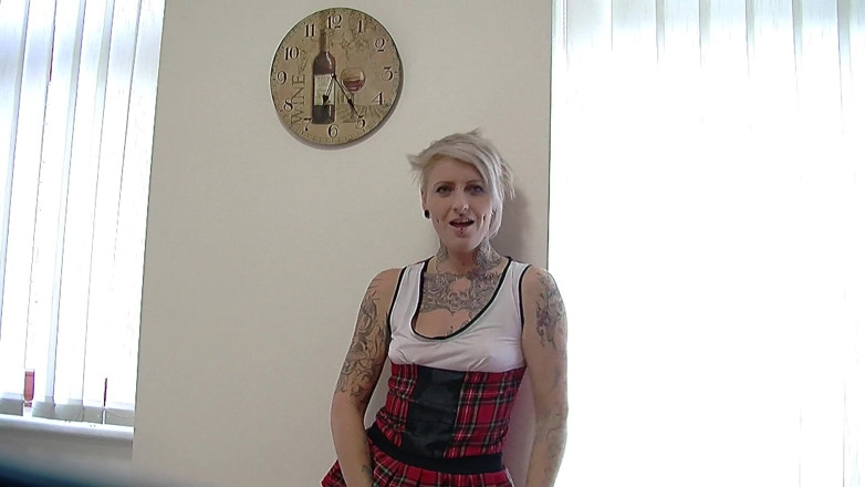 All Those Girlfriends: Chica tatuada Joy Star frota su coño mojado
