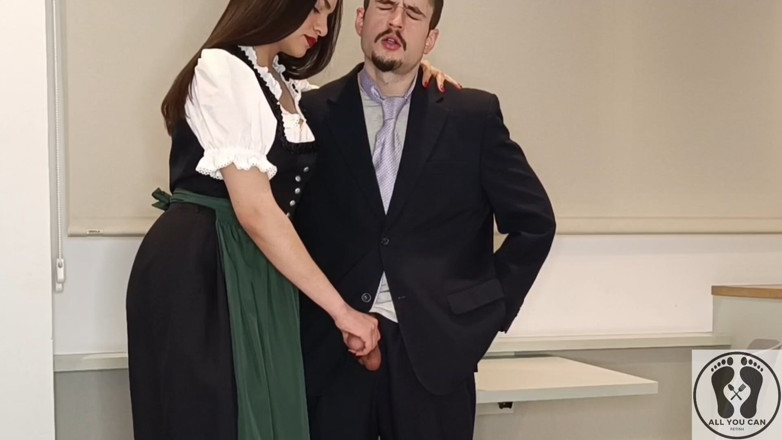All You Can Fetish: Purtând un dirndl austriac tradițional, ea l-a masturbat