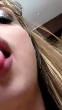Hübsche blondine, heißes solo masturbiert ihren großen harten schwanz vol. 2