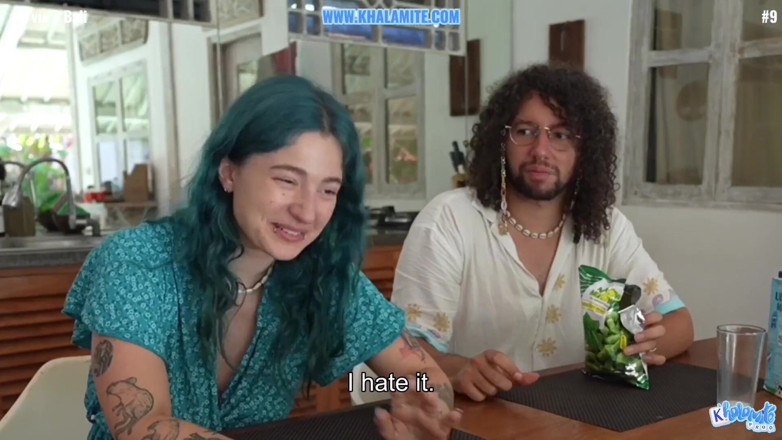Khalamite: 彼らはアジアの軽食を楽しみ、それから彼女は彼のチンポを味わう - フランスのvlogテーブルでファックKhalamite
