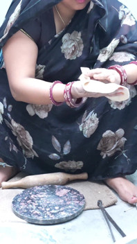 Bhabhi Ne Kana Banate Uhe Gand Dikai Dewar Ko
