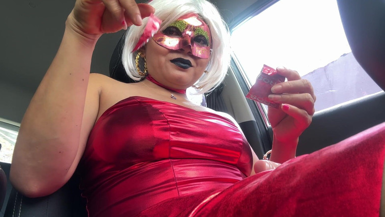 NEGRITA SEXY: Esibizionista di natale si masturba nella sua macchina - divertimento intenso...