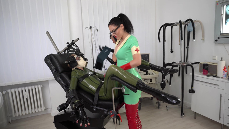 Rubber pervs: 2 Lateks Femdoms Dać dziwce egzamin lekarski