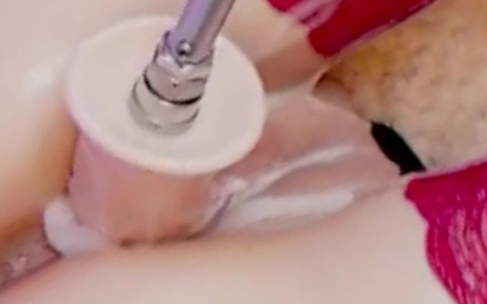 Nicolette69w: Follando un coño cremoso con un consolador grande