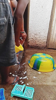Bañando a mi novia embarazada al aire libre, vibraciones de ambiente sucio