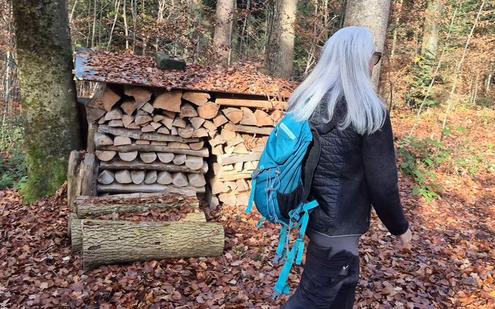 Hotvaleria: 森でおしっこするのもかっこいい