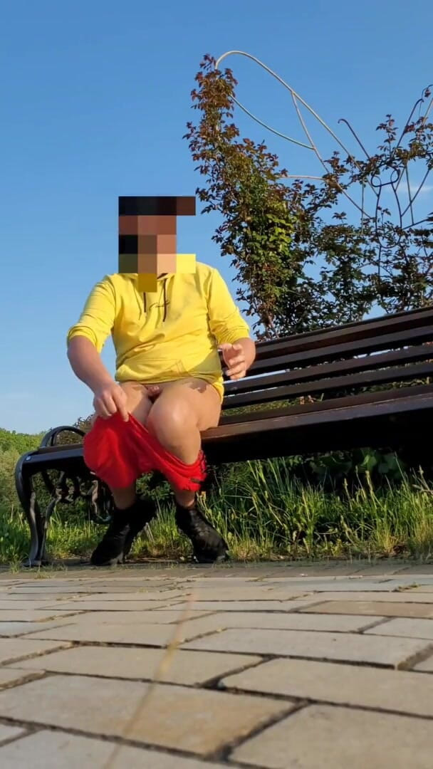 Wanker forever: Calda sega rischiosa nel parco