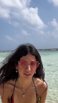 해변에서 강력하게 오줌 싸고 그녀의 얼굴에 황금 샤워를 하는 Katty