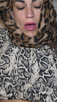 Mama Vitregă Musulmană În Voală Hijab Suge Pula Fiului Vitreg Și Este Futută