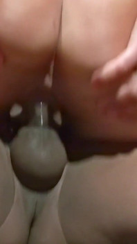 Chicos reales como tú follando con una estrella porno y una ama de casa pálida