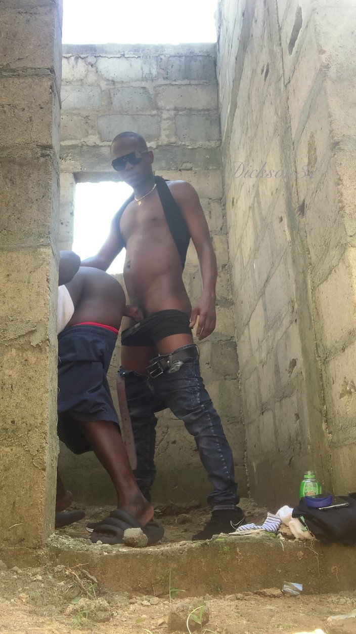 Dickass3x: Una pecorina veloce in un edificio incompletabile con la mia...