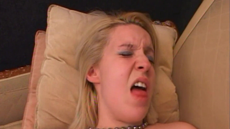 My real dirty life: यह सुडौल लड़की अपनी योनी को चोदती है और मैकेनिक द्वारा उसके हाथ से कूटती है