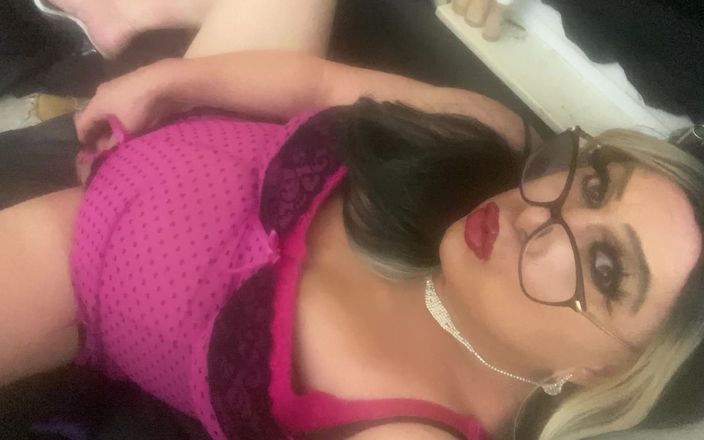 Krissy Sweets: Krissy Sweets met pikring en anaal speeltje