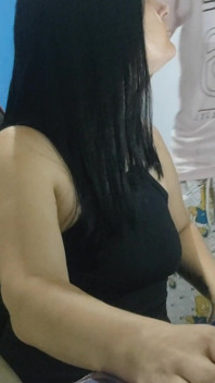 Soția sexy își întâmpină vecinul tehnician într-o ținută foarte provocatoare și îl lasă să o fută în cur!