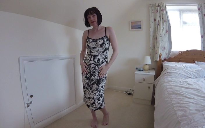 Horny vixen: Esposa hace striptease en vestido de cóctel