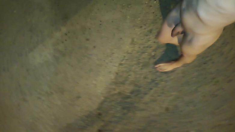 Dan Eagle: Khỏa thân đi tiểu tắm trên đường phố