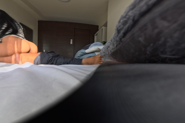 Aiko Maine: VR útulná postel 360 POV zezadu