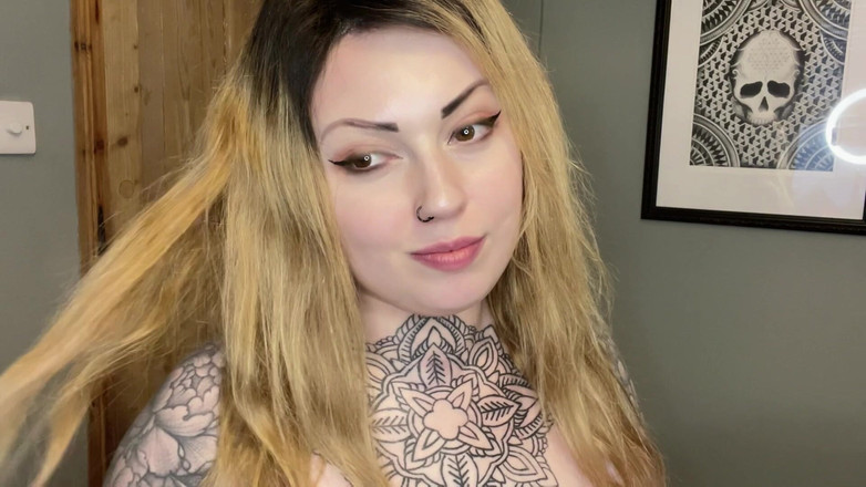 Miss Valentina: Seja minha escrava em casa