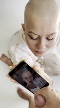 Cumtribute chica calva limpiando su teléfono después de