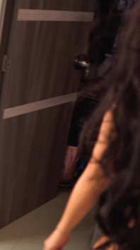 Il mio capo mi seduce mentre la pulisco la casa
