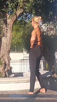 Selena's Yoga și sex în aer liber
