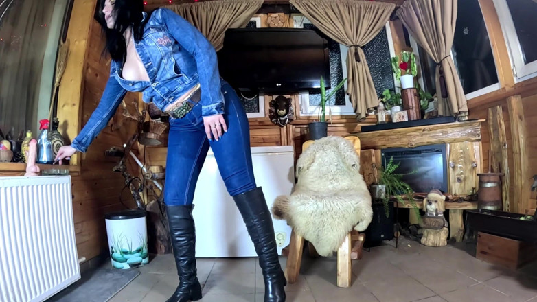 MilfyCalla: Strakke spijkerbroek cameltoe Joi, gouden string wedgies en natte spuugdildo-aanbidding