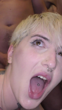 La formosa ragazza tatuata dal Regno Unito vuole tutti i su di lei