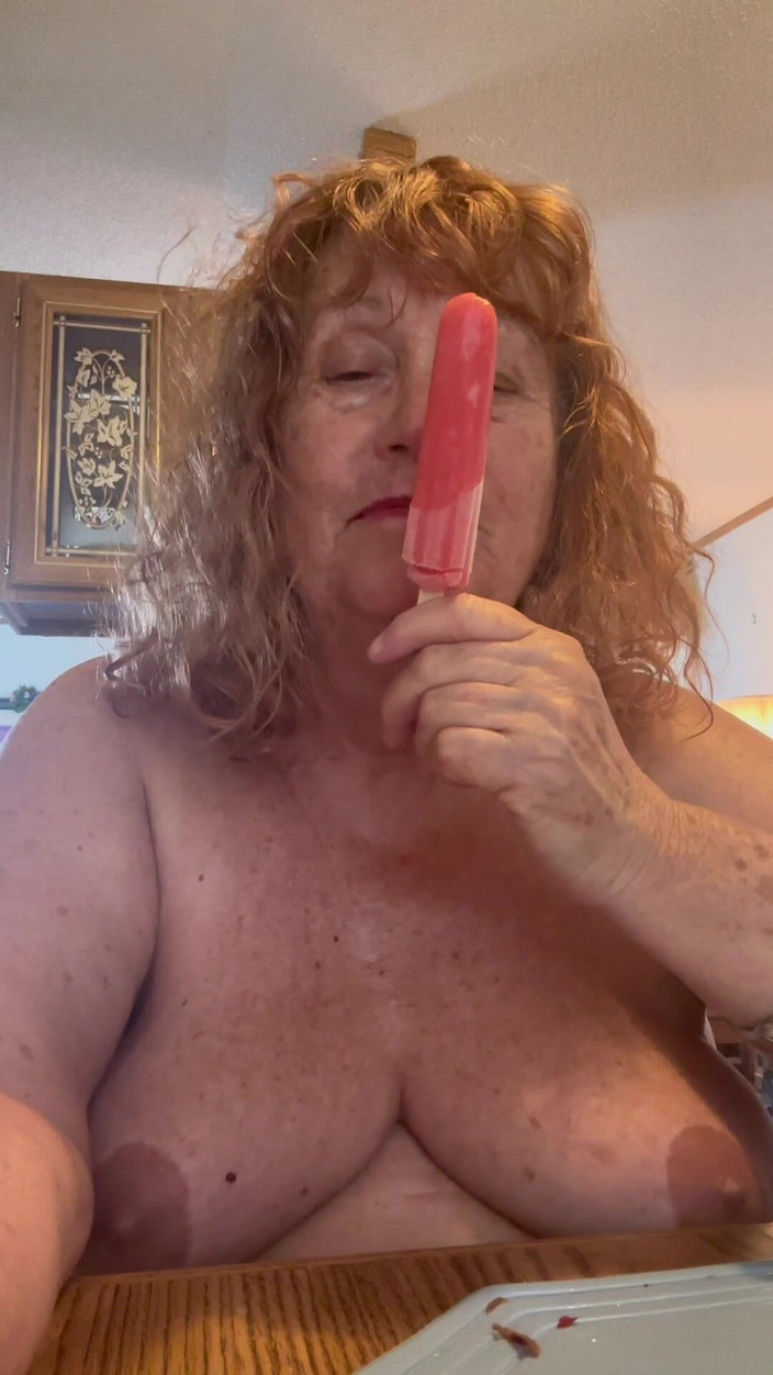 Big Ass 4 U: Testuji své dovednosti sání ptáka na tom nanuku