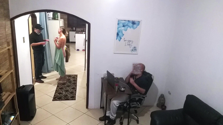 Gabi SweetCouplesStories: Kocası çalışırken, havlulu evli kadın kuryeyi karşılıyor