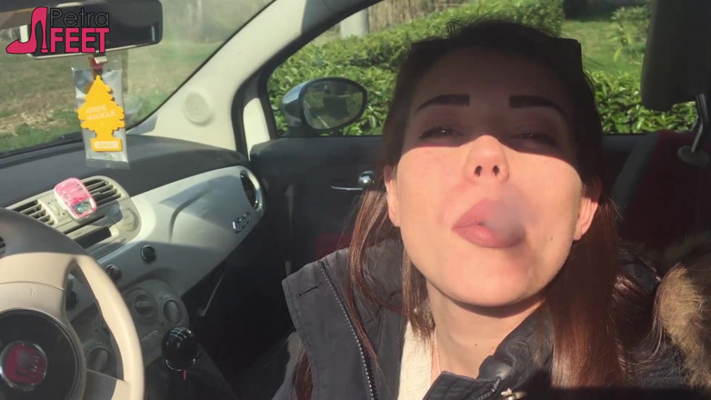 Smokin Fetish: Sevimli İtalyan kız arabada sigara içmeyi seviyor