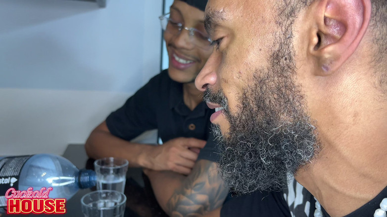 CuckoldHouse: Si rambut coklat seksi berkongkek dengan abang iparnya dan kawannya