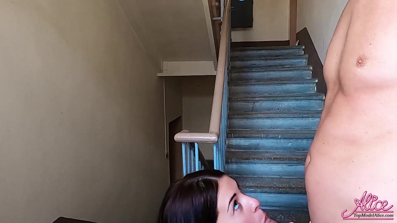 Alice KellyXXX: पति सीढ़ी पर पड़ोसी को जोर से चोदता है जबकि पत्नी विश्राम करती है