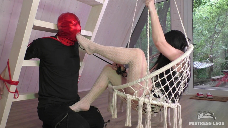 Mistress Legs: Давка ступнями и поклонение заднице в сексуальных белых чулках-сеточках, полностью