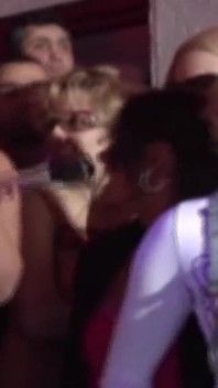 Almanyalı orta yaşlı seksi kadın memelerini siktiriyor ve yüzü dölle kaplanıyor