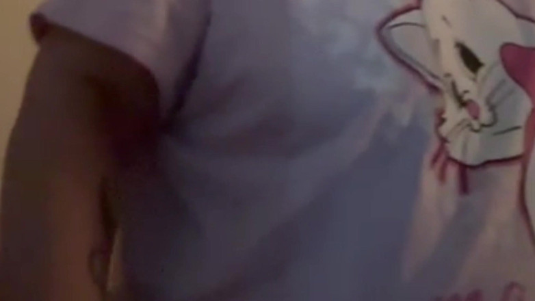 Zina Gabon: Une maman footballeuse surprise en train de changer. Gros cul