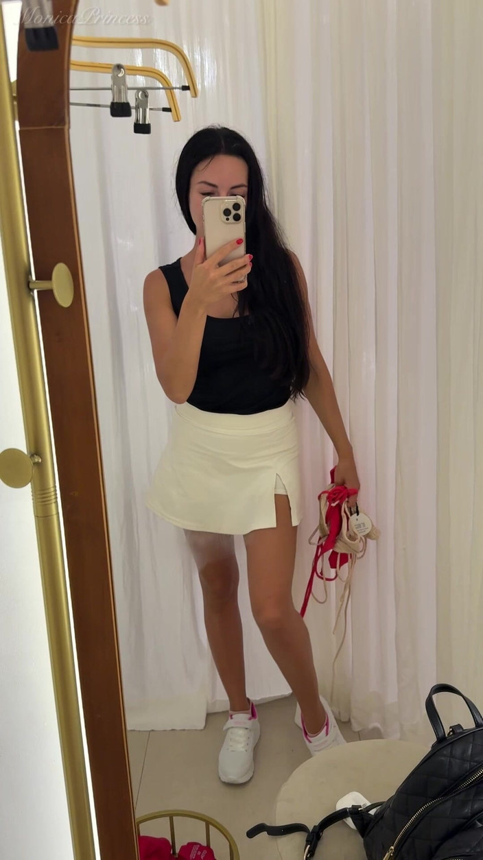 Princess Monica: Bikinis Försök i ett boutiqueinredningsrum